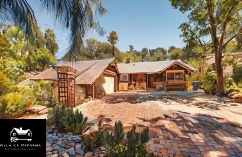 Woodland Hills Villa | Villa La Reforma - Newly Designed 4BR HOUSE & POOL in Los Angeles by Topanga