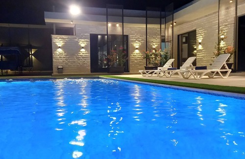 Al Rama Ski Chalet | Villa La Roche - Prime location, amenities & luxurious vibes