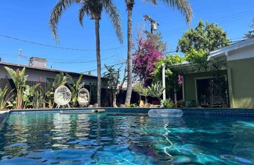 Woodland Hills Villa | Villa La Verde - Newly Designed 4BR Villa with Pool & Guesthouse by Topanga