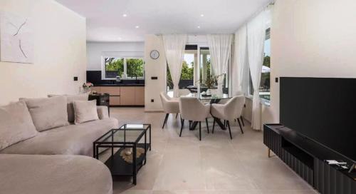 Garica Villa | Villa La Vie