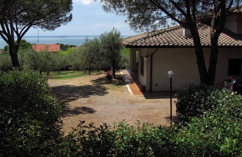 San Feliciano Villa | Villa Larry in San Feliciano sul Trasimeno with garden and olive grove