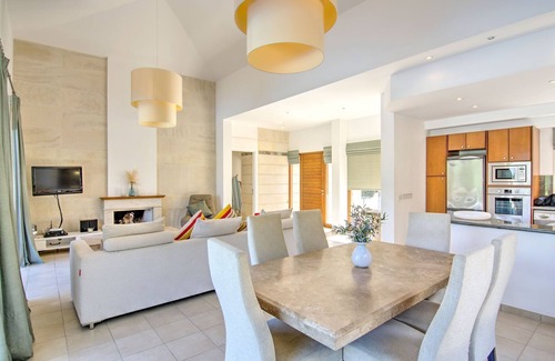 Latchi Cottage | Villa Latchi Marina Bungalow - a villa that sleeps 6 guests in 3 bedrooms