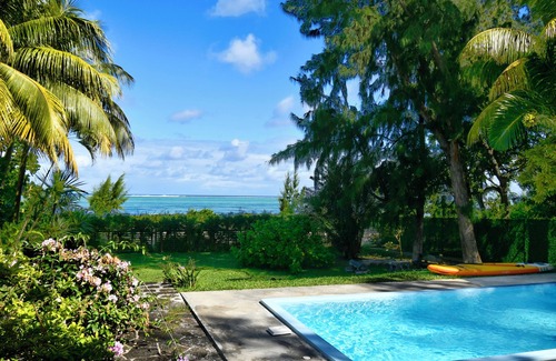 Riambel Villa | Villa Le Badamier Rose, Pied Dans L'eau, Piscine, Plage a L'infini de Riambel