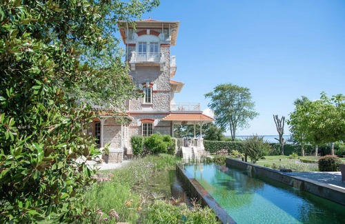 Taussat Villa | Villa Le Bassin - Eight Bedroom Villa, Sleeps 15