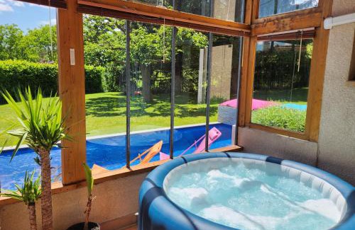 Jardin Villa | VILLA "Le Jardin" 4 étoiles - Piscine chauffée couloir 12m - Spa Balnéo Hammam - 4 Chambres dont une Love Room de 35m2 avec lit rond, vidéo projecteur Netflix, climatisation