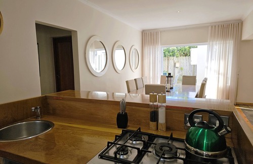 Knysna Villa | Villa Leisure, Leisure Isle, steps from Knysna Lagoon. Private pool, sleeps 6 nn