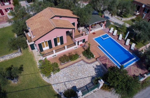 Kariotai Villa | Villa Levantes, villas close to beaches, shops, bakeries, restaurants and cafes
