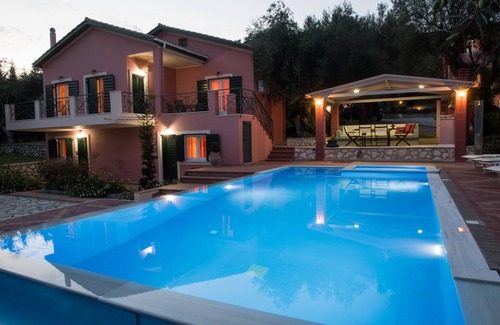 Kariotai Villa | Villa Levantes, villas close to beaches, shops, bakeries, restaurants and cafes