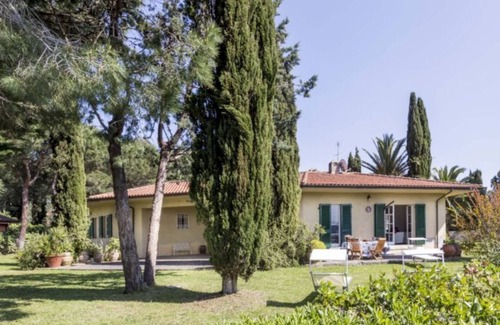 Magazzini Villa | Villa Lilla immersed in the greenery, overlooking the sea, a few steps from the beach
