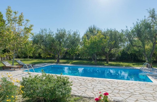 Neromilos Villa | Villa Lilly - Six Bedroom Villa, Sleeps 12
