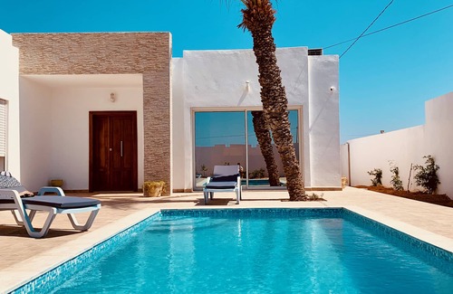 Arkou House | Villa Lina : Modern swimming pool not overlooked Djerba