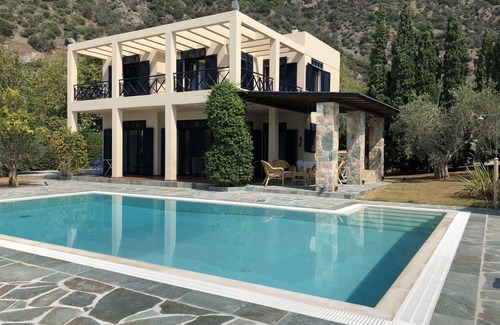 Edipsos Villa | Villa Livia - a stunning house in the real Greece