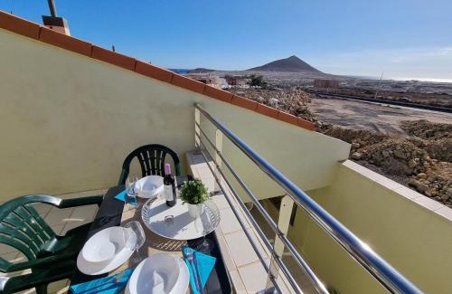 El Medano House | Villa Los Vientos only 100m to the surf beach, terrace, balcony, sea view, wifi