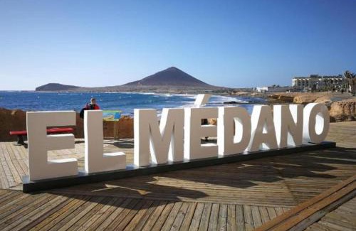 El Medano House | Villa Los Vientos only 100m to the surf beach, terrace, balcony, sea view, wifi