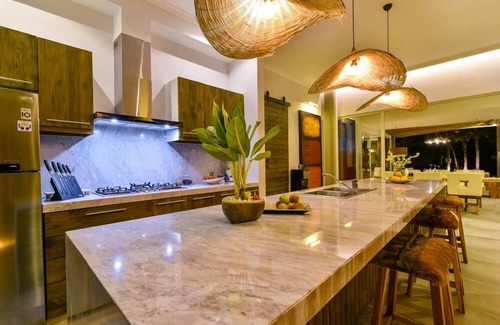 Banjartegehe Villa | Villa Lou - Luxury & Private, Beachfront Villa With Private Pool