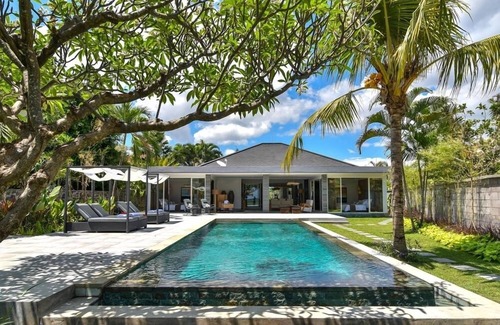 Banjartegehe Villa | Villa Lou - Luxury & Private, Beachfront Villa With Private Pool