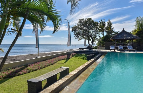 Banjartegehe Villa | Villa Lovina Beach 1 - Luxury Beachfront Villa In North Bali
