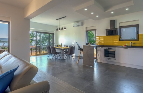 Turanj Villa | Villa Lu-Ma-modern villa with a swimming pool just by the sea