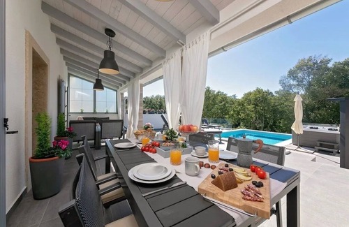 Bartici House | Villa LULU with heated pool, sauna and hot tub