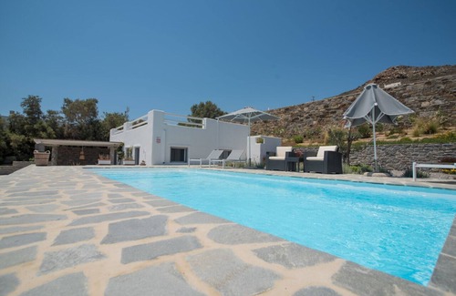 Stelida Villa | Villa Luna Bianca is designed with total relaxation in mind and 5 minutes by car to Naxos Town.