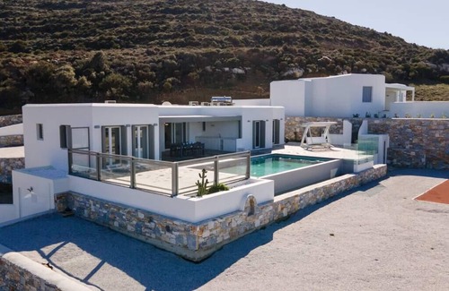 Glinado House | Villa Luxcia is located on the outskirts of the village Galanado approximately 7kms from Naxos Town.