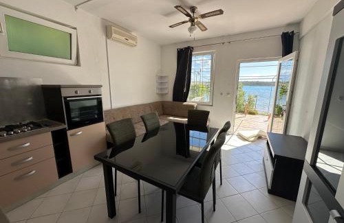 Ljubac Apartment | Villa M apartment for 5 Persons direct on the beach