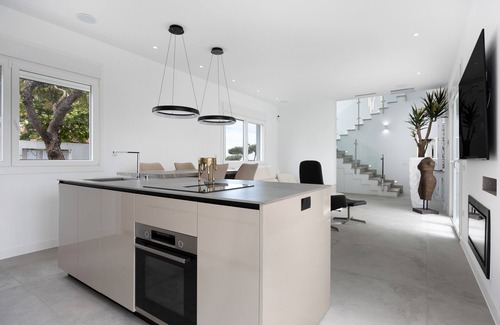 Poblado Sancti Petri Villa | Villa 'Miami' with Lake View, Wi-Fi and Air Conditioning