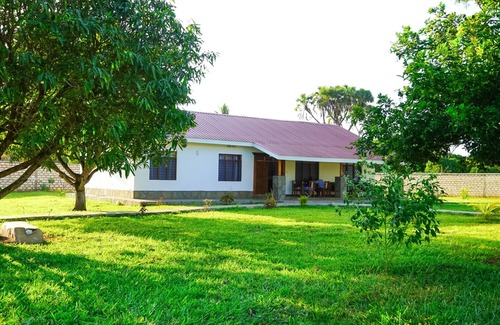 Msambweni Villa | Villa m. Pool, Tropischen Garten & ca 7 Minuten zum Herrlichen Weißen Sandstrand