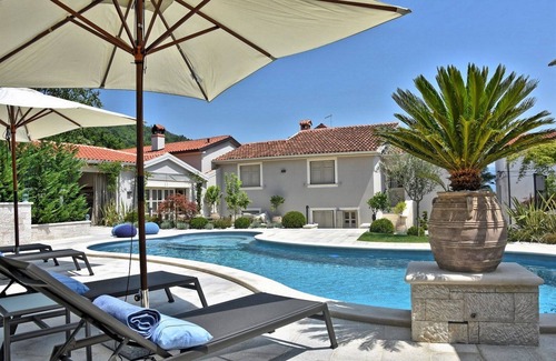 Pican Villa | Villa Magica with Pool