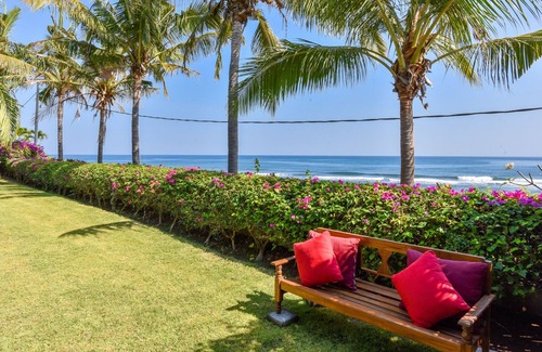 Banjartegehe Villa | Villa Mahkai - 6BR Luxury Beachfront Villa with 3 Pool and Staff