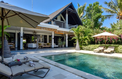 Banjartegehe Villa | Villa Mahkai - 6BR Luxury Beachfront Villa with 3 Pool and Staff