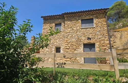 Merindol-les-Oliviers Villa | Villa 'Maison Du Soleil' with Mountain View, Private Pool and Wi-Fi