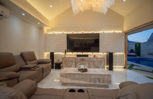 East Sumba Villa | Villa Mamuli - with Private Pool, 3 Bedrooms, Full Kitchen, Billiard, BBQ, Home Theatre