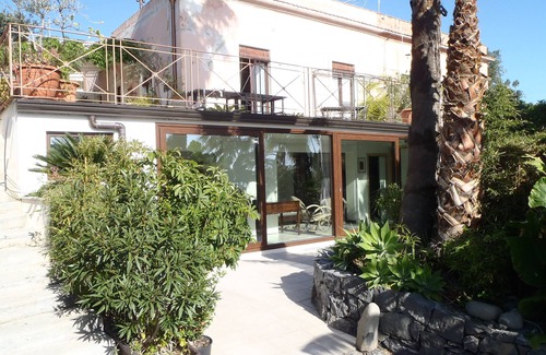 Aci Trezza House | VILLA MANCINI - Lofts by the sea in front of the stacks