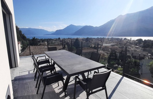 Dervio Villa | Villa Mari, detached villa with magnificent garden view