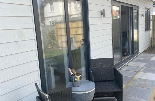 Bournemouth House | Villa Maria Garden Lodge - 2 Mins to Beach - Coastal - Large Garden - Modern