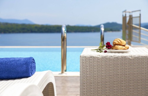 Perigiali Villa | VILLA MARIA PF VIEW THE PRINCE ISLANDS: SCORPIO (ISLAND OF ONASI), MEGANISI I