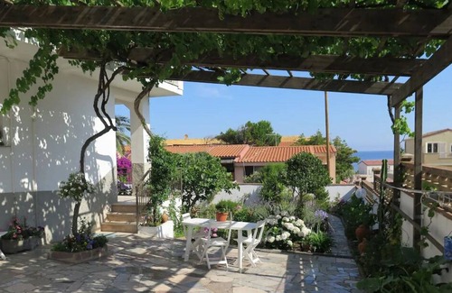 La Ciaccia Apartment | Villa Maria Three-room apartment with large garden near the sea