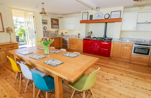 Barrow-in-Furness House | VILLA MARINA, pet friendly, country holiday cottage in Roa Island