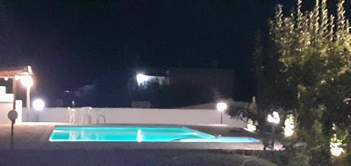 Molos-Agios Konstantinos Villa | Villa Marinos - συγκρότημα με πισίνα, γήπεδο, τζακούζι, μπαρ, ψησταριά