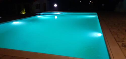 Molos-Agios Konstantinos Villa | Villa Marinos - συγκρότημα με πισίνα, γήπεδο, τζακούζι, μπαρ, ψησταριά
