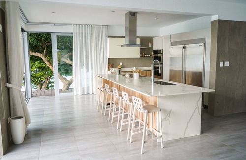 Carenero House | Villa Mariposa Private Luxury Beach Waterfront