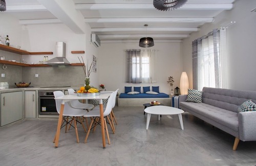 Logaras House | Villa Maritina: 4 villas, 19pax, 4pools+Jacuzzi, sea views, Punda Beach Paros
