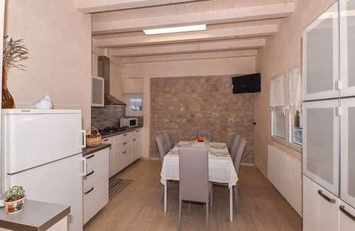 Miane House | Villa Marsica A: A welcoming independent house immersed in a splendid landscape, in the heart of a wonderful little town, with Free WI-FI.