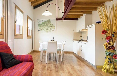 Miane House | Villa Marsica C: A welcoming two-story apartment immersed in a splendid landscape, in the heart of a wonderful little town, with Free WI-FI.