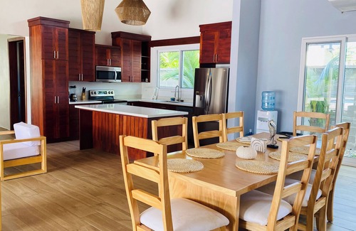 Corozal Villa | Villa Martha Con Piscina Contiguo a la Playa