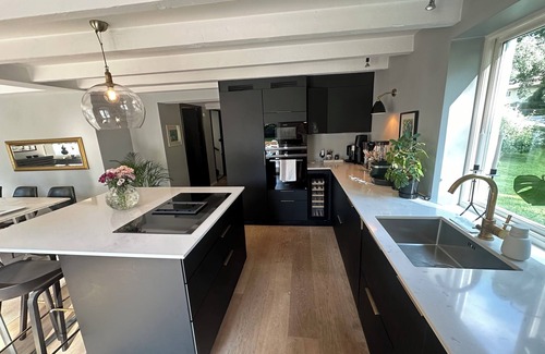 Nasbypark House | Villa med perfekt läge - bo nära havet, butiker och nå Stockholm city på 20 min.