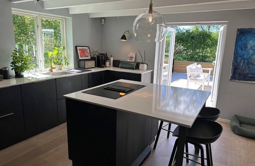 Nasbypark House | Villa med perfekt läge - bo nära havet, butiker och nå Stockholm city på 20 min.
