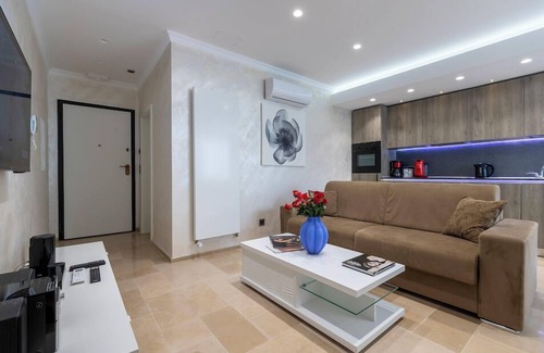 Hollerich Apartment | Villa Medici 22 Two-Bedroom Apartment with Spa Bath