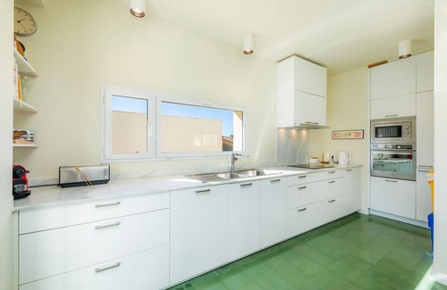 Urbanizacion Mont Ferrutx House | 'Villa Mercedes' with Sea View, Terrace & Wi-Fi